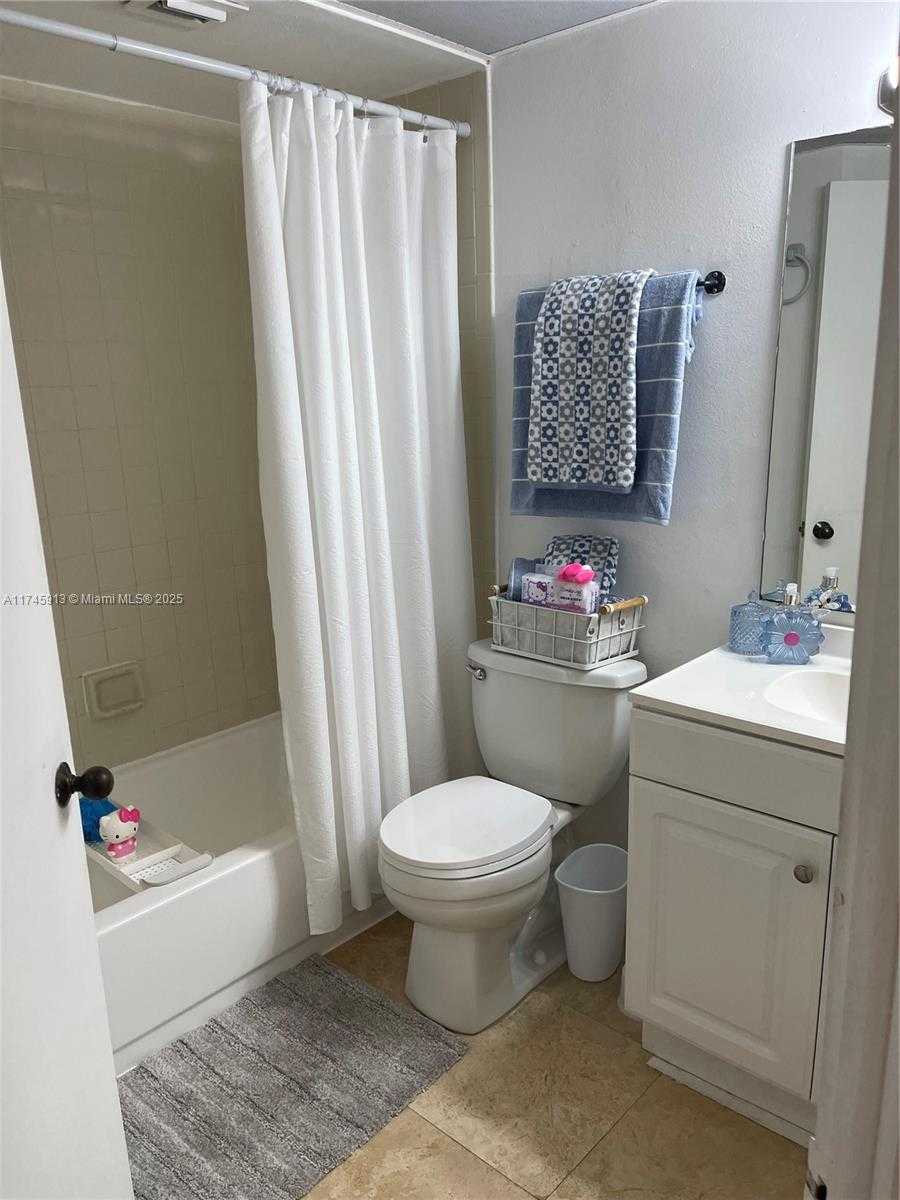 Small Image of 8290 LAKE DR #223, Doral Number 13