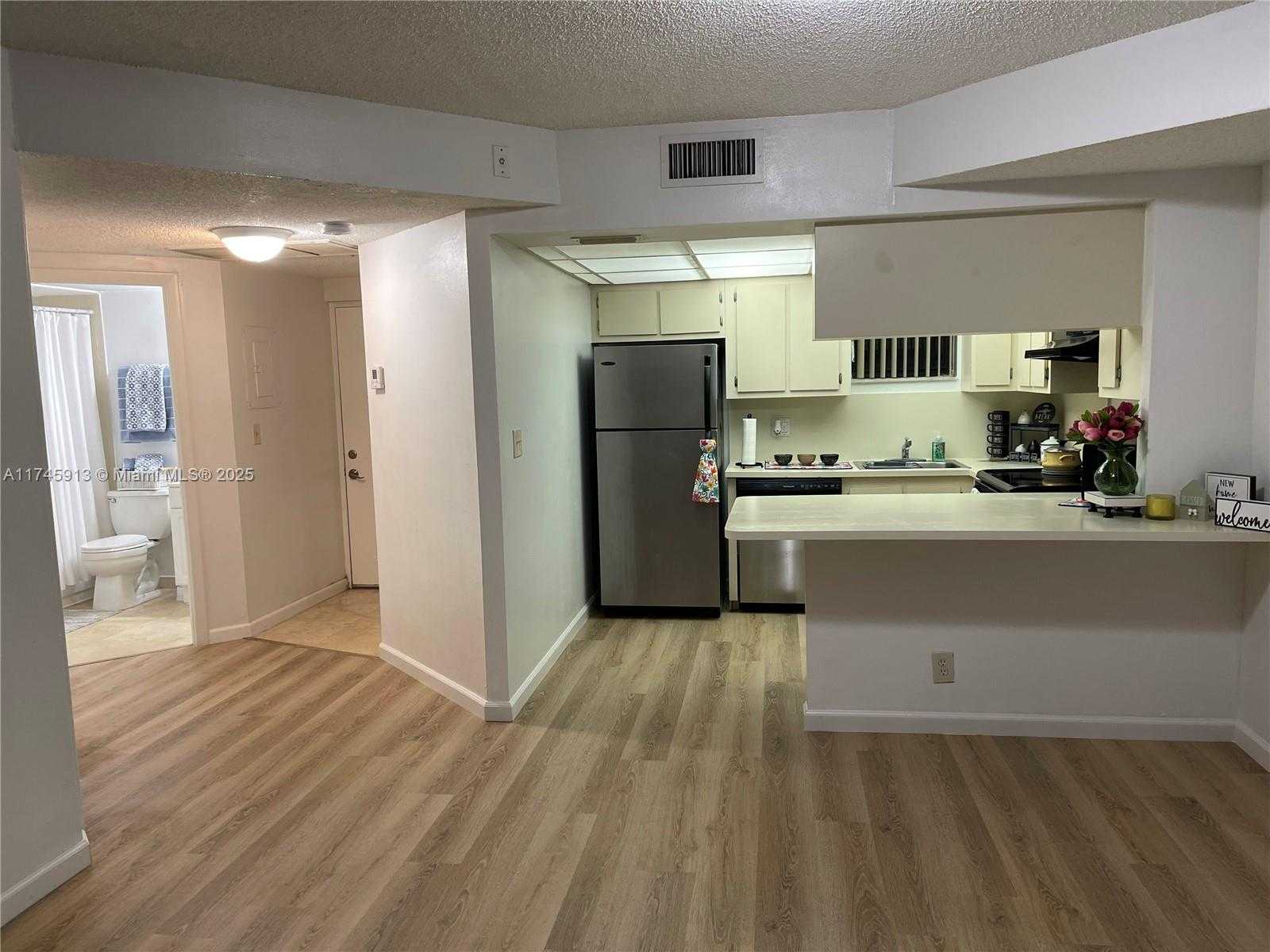 Small Image of 8290 LAKE DR #223, Doral Number 17