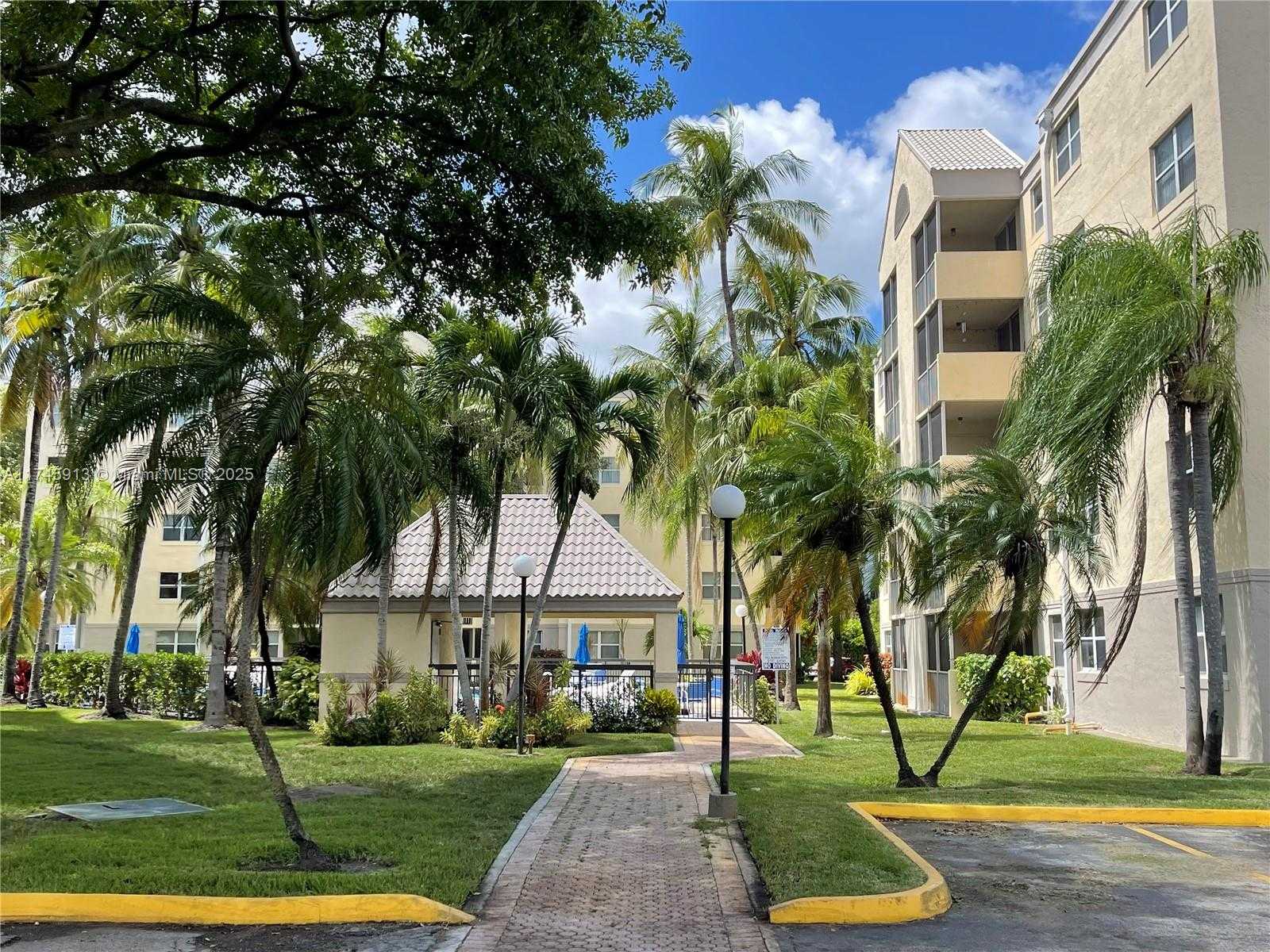Small Image of 8290 LAKE DR #223, Doral Number 18
