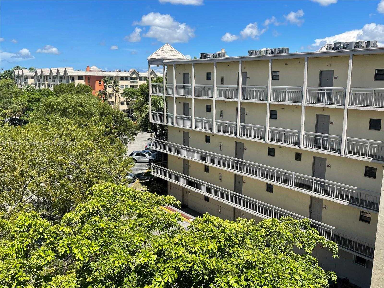 Small Image of 8290 LAKE DR #223, Doral Number 23