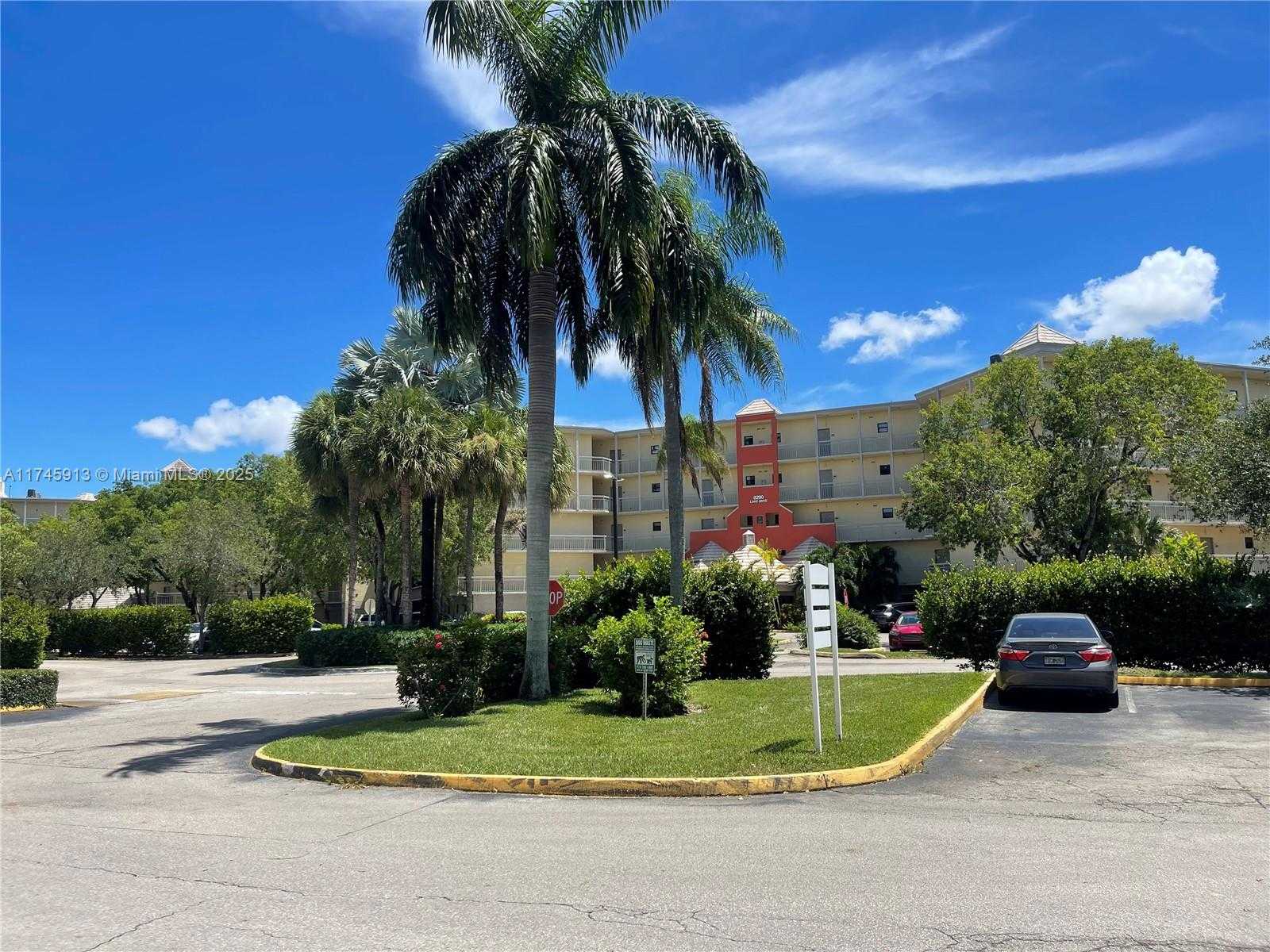 Small Image of 8290 LAKE DR #223, Doral Number 25