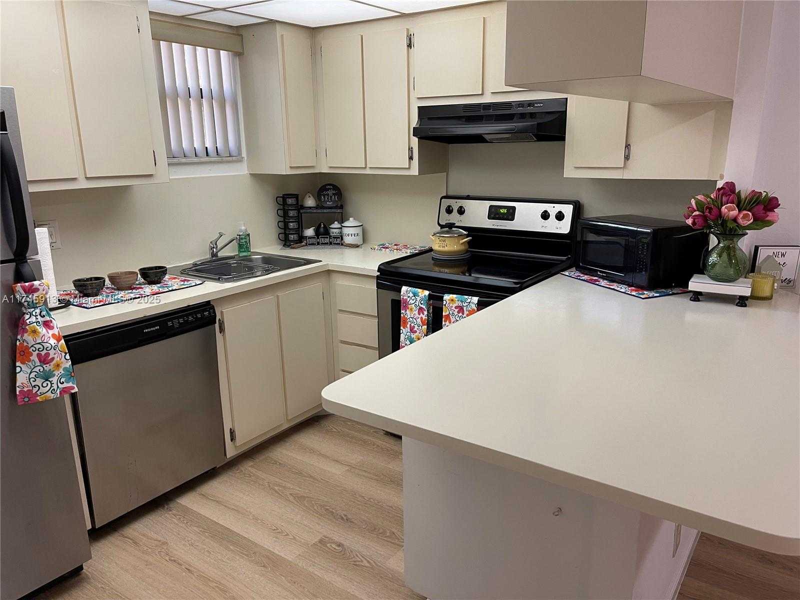 Small Image of 8290 LAKE DR #223, Doral Number 3