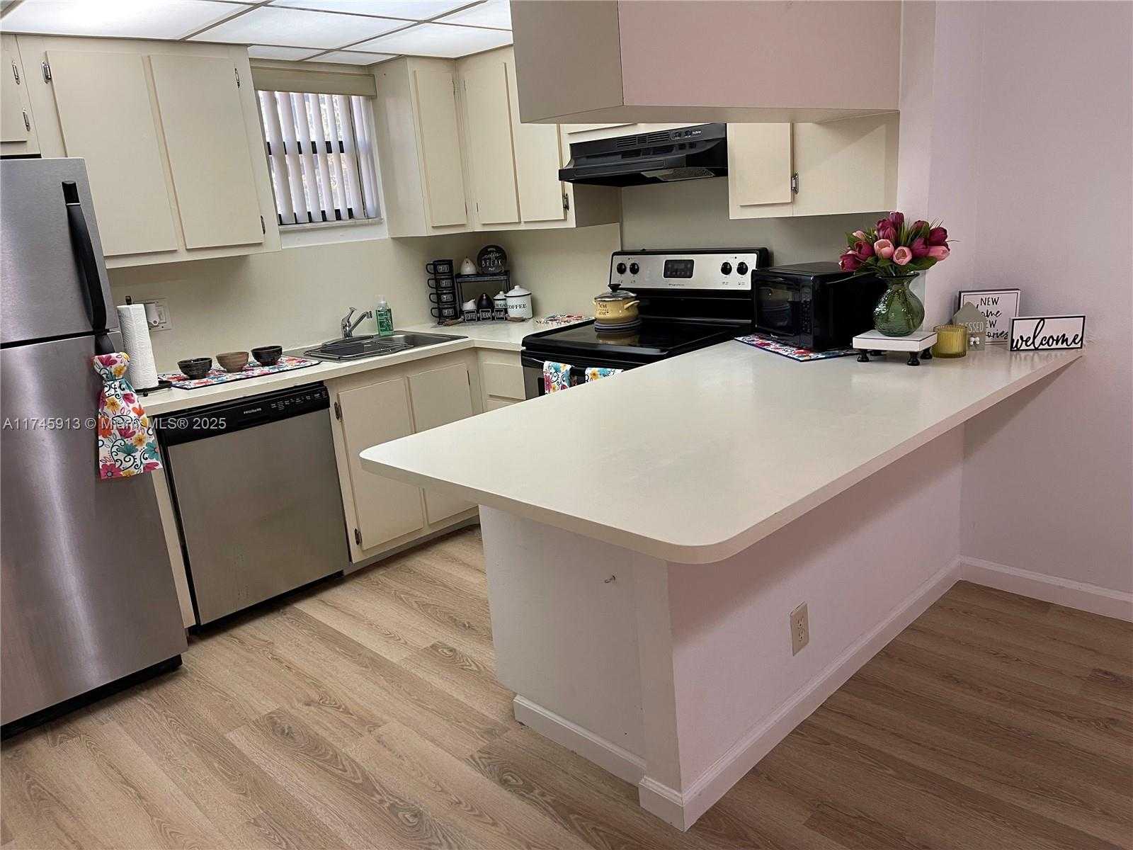 Small Image of 8290 LAKE DR #223, Doral Number 32