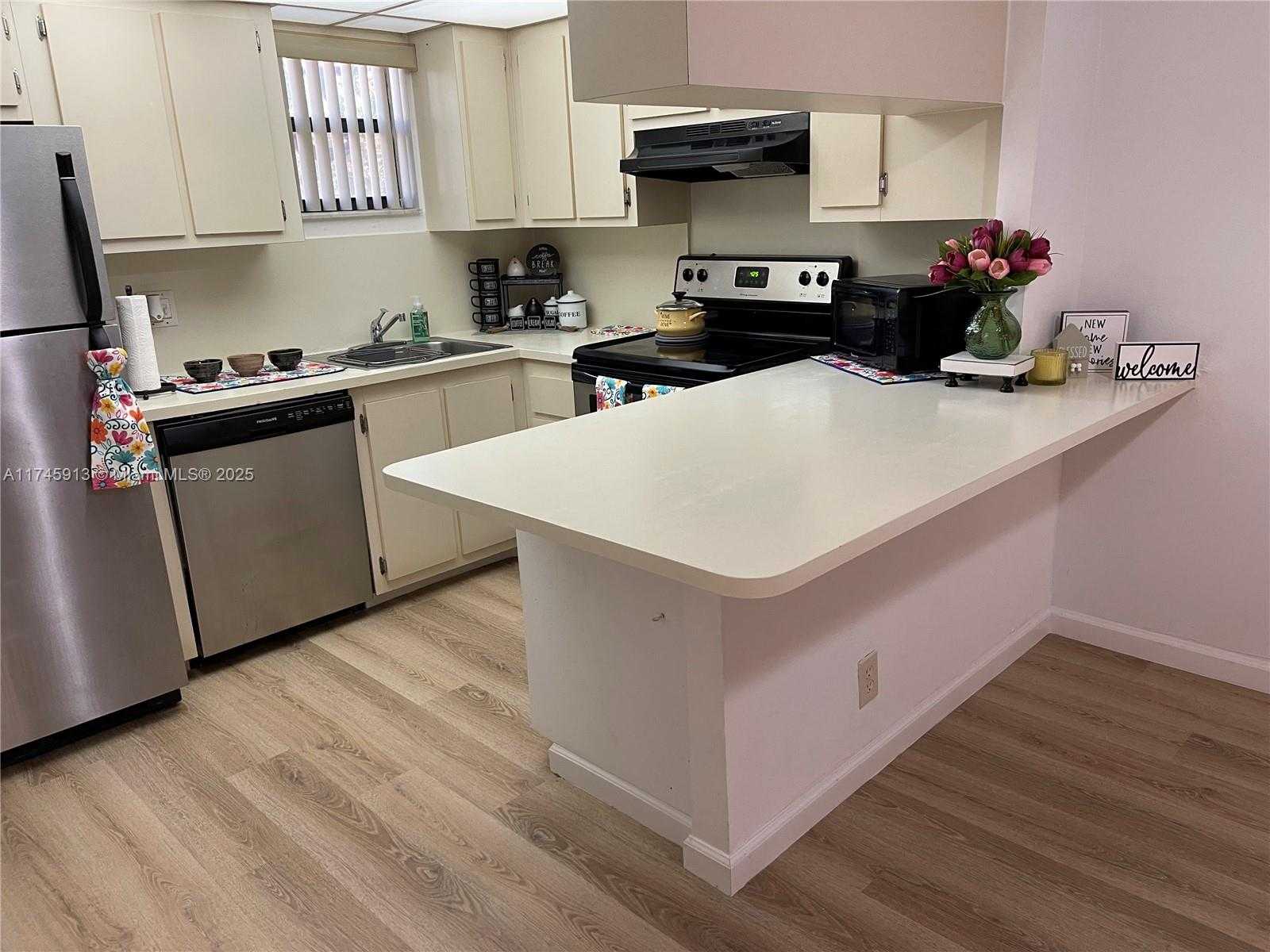 Small Image of 8290 LAKE DR #223, Doral Number 34