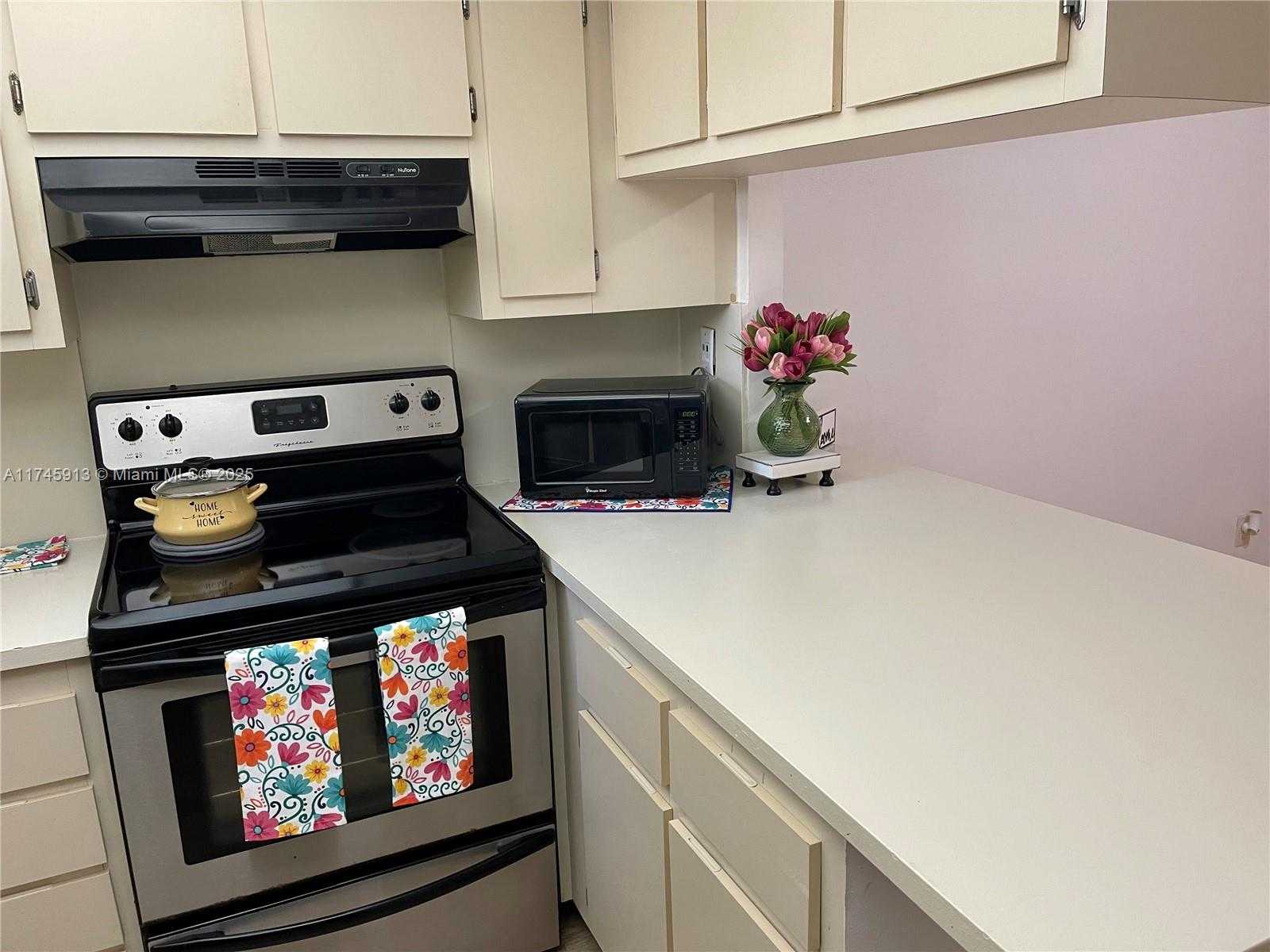 Small Image of 8290 LAKE DR #223, Doral Number 35