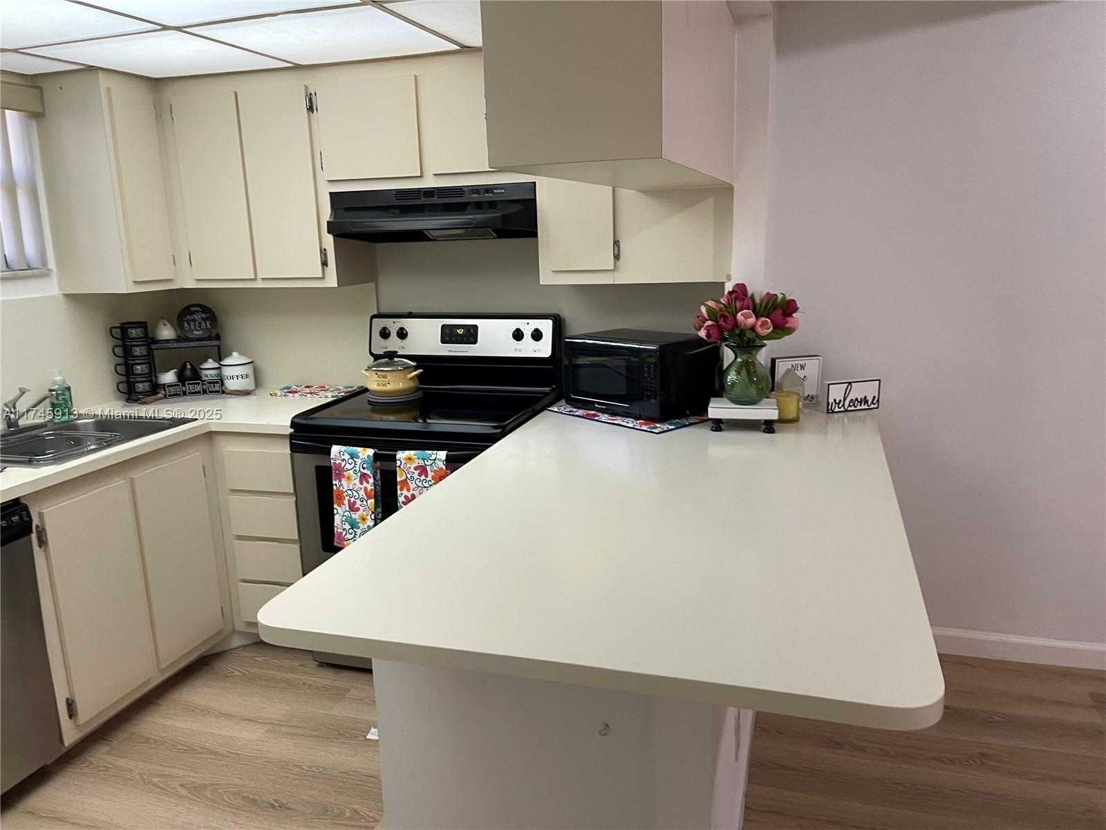 Small Image of 8290 LAKE DR #223, Doral Number 36
