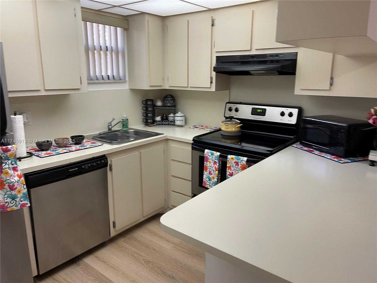 Small Image of 8290 LAKE DR #223, Doral Number 37