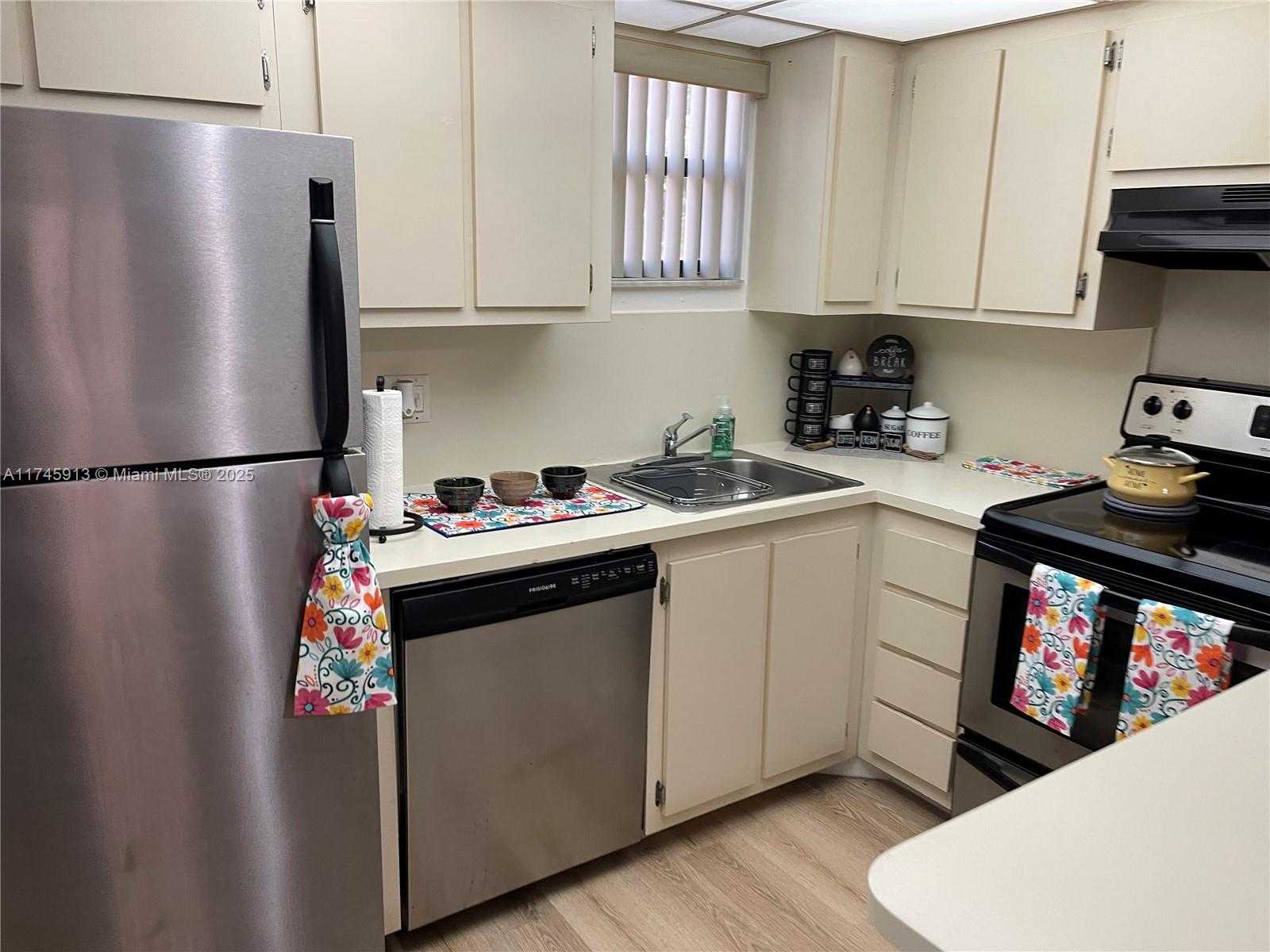 Small Image of 8290 LAKE DR #223, Doral Number 38