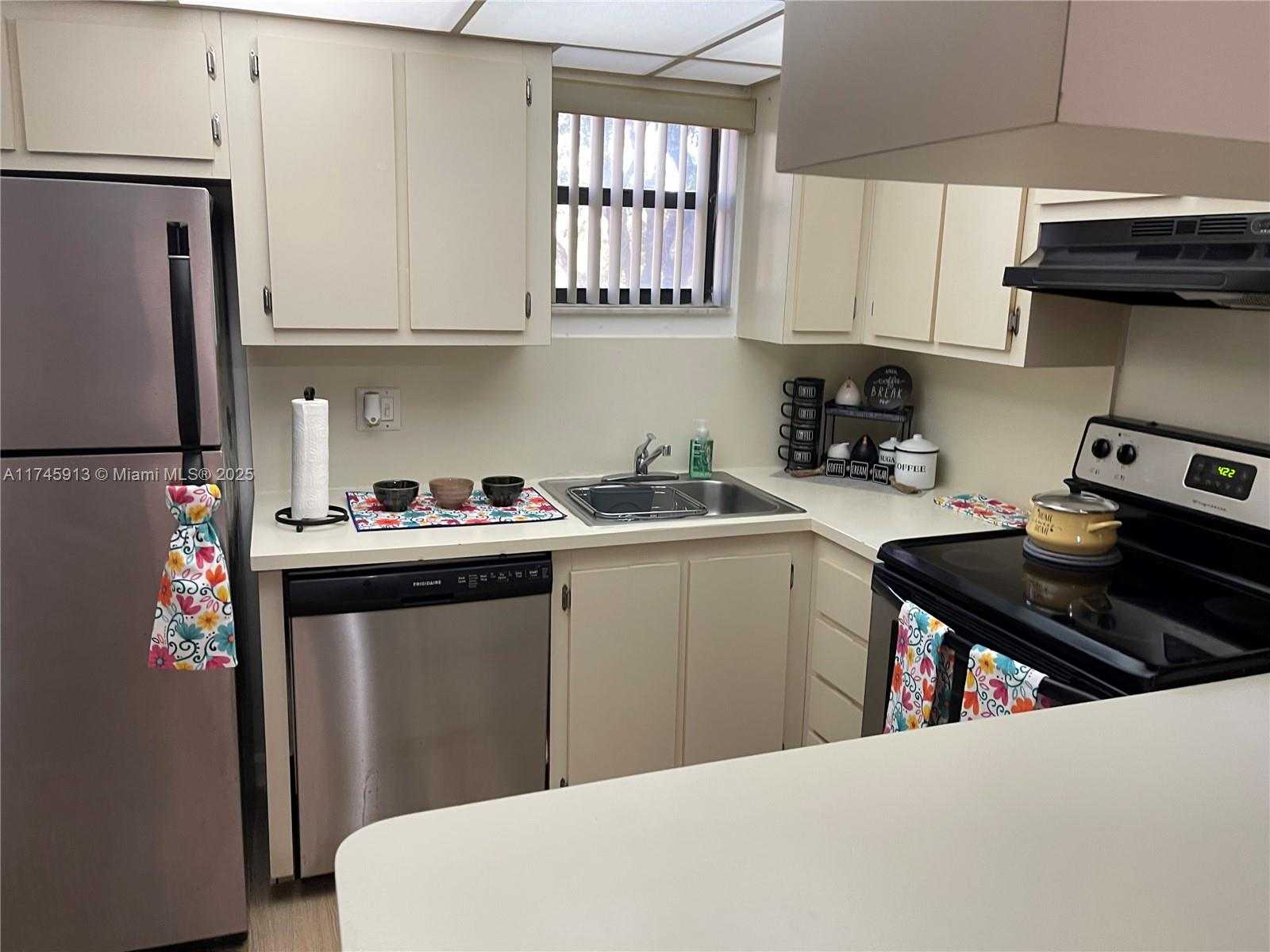 Small Image of 8290 LAKE DR #223, Doral Number 4
