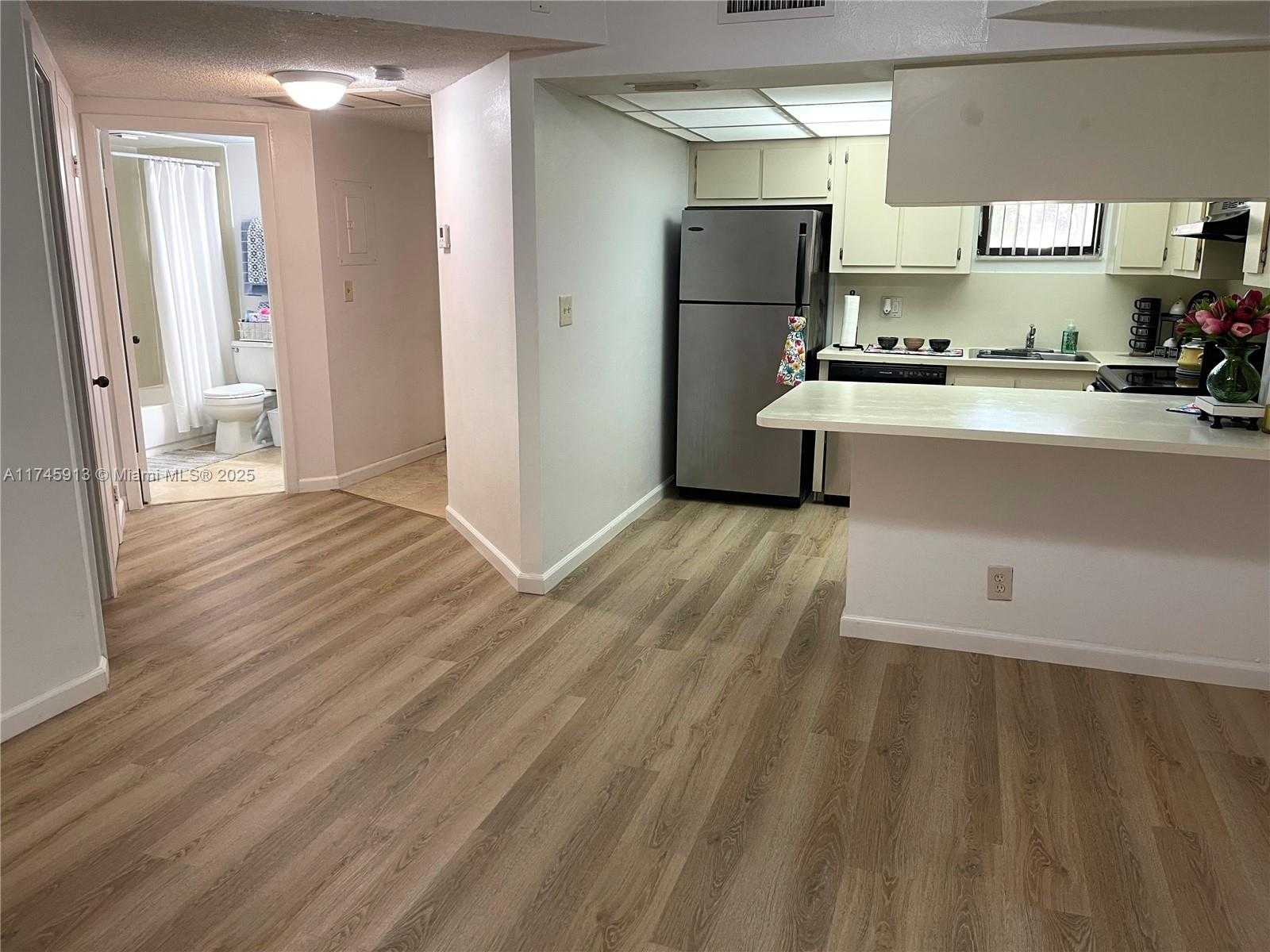 Small Image of 8290 LAKE DR #223, Doral Number 40
