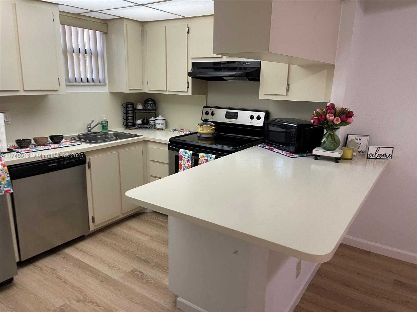 Small Image of 8290 LAKE DR #223, Doral Number 41