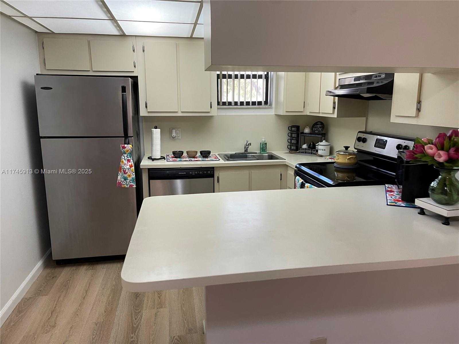 Small Image of 8290 LAKE DR #223, Doral Number 42