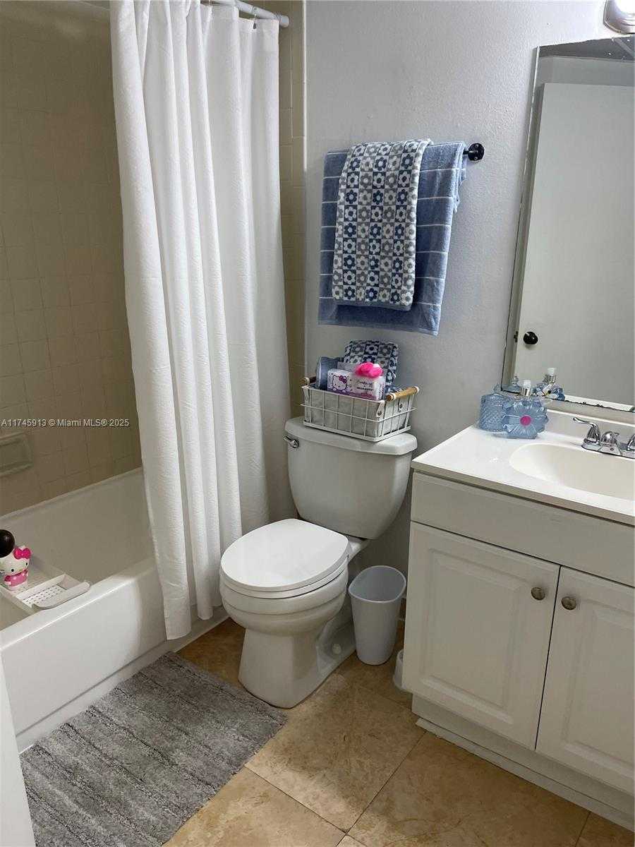 Small Image of 8290 LAKE DR #223, Doral Number 44
