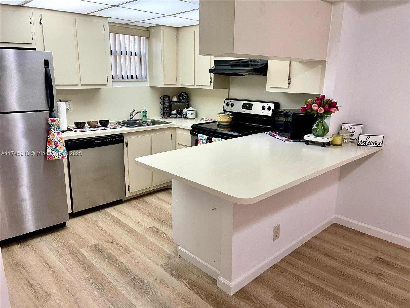 Small Image of 8290 LAKE DR #223, Doral Number 45