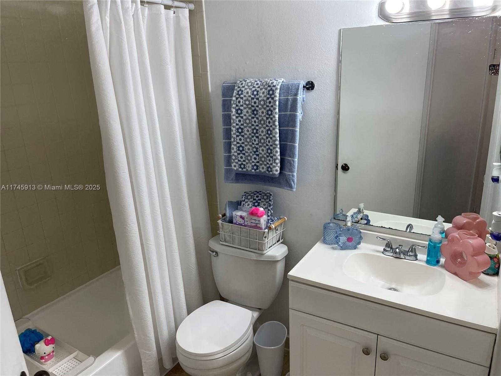 Small Image of 8290 LAKE DR #223, Doral Number 47