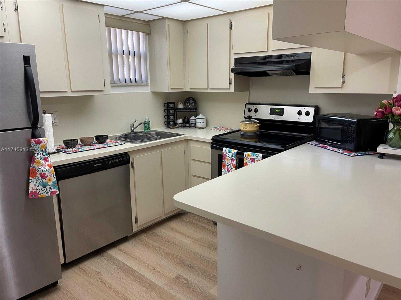 Small Image of 8290 LAKE DR #223, Doral Number 5