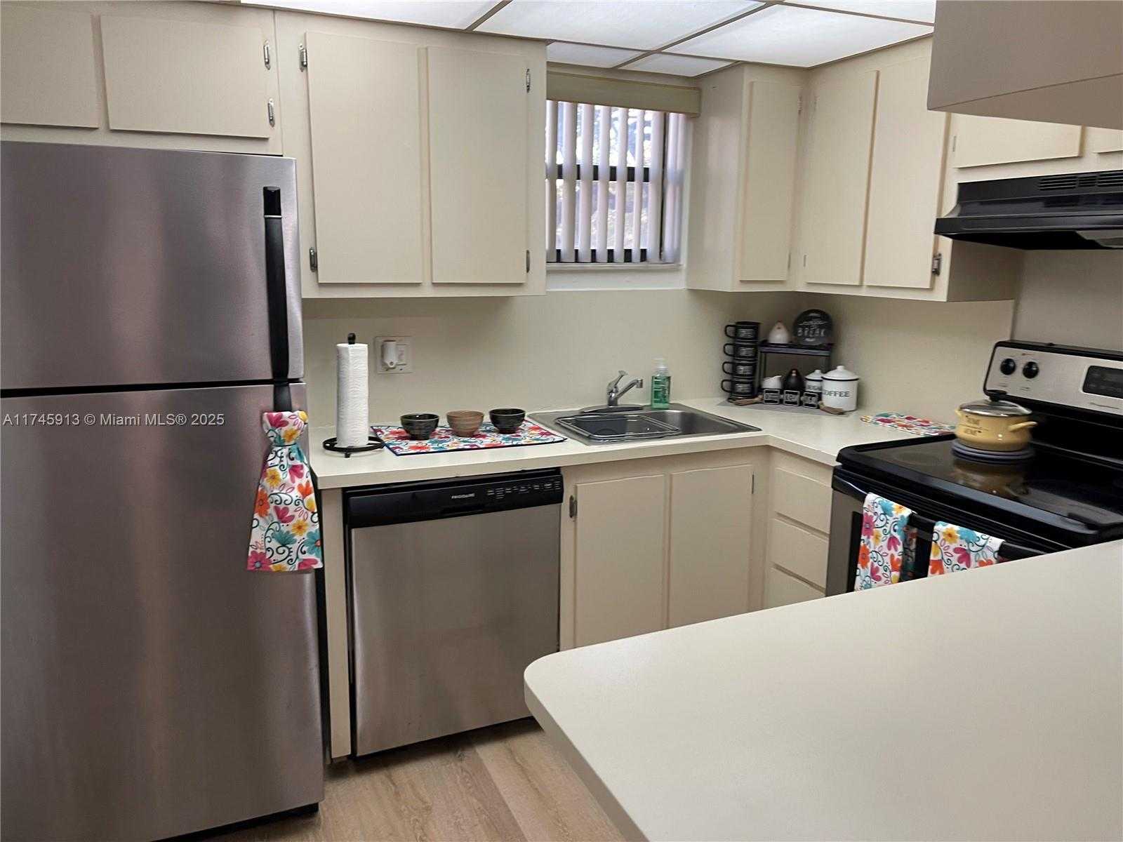 Small Image of 8290 LAKE DR #223, Doral Number 51