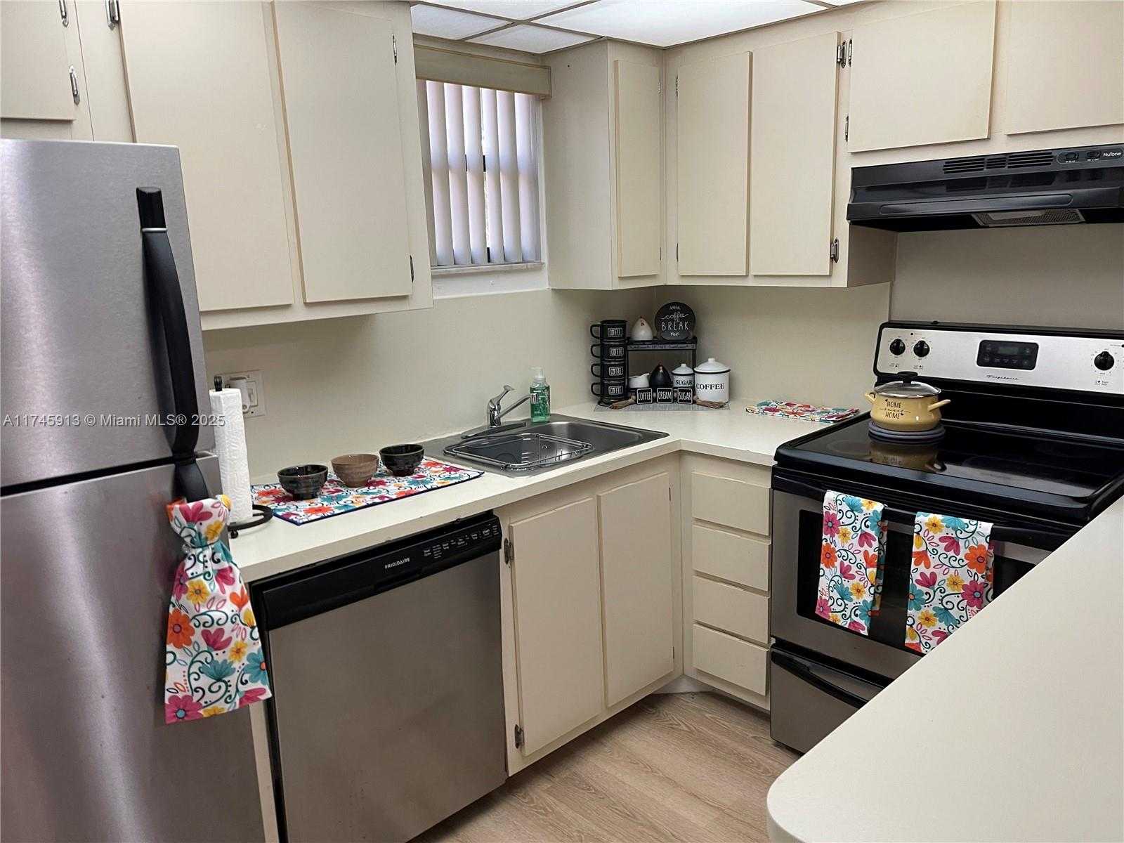 Small Image of 8290 LAKE DR #223, Doral Number 53