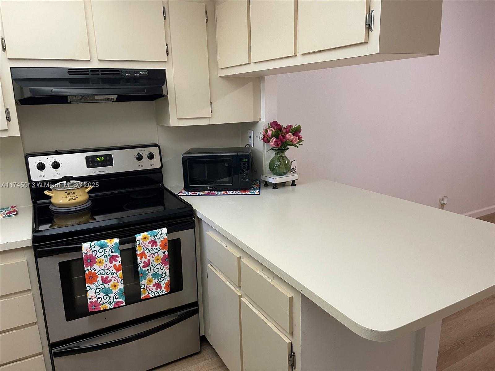 Small Image of 8290 LAKE DR #223, Doral Number 55