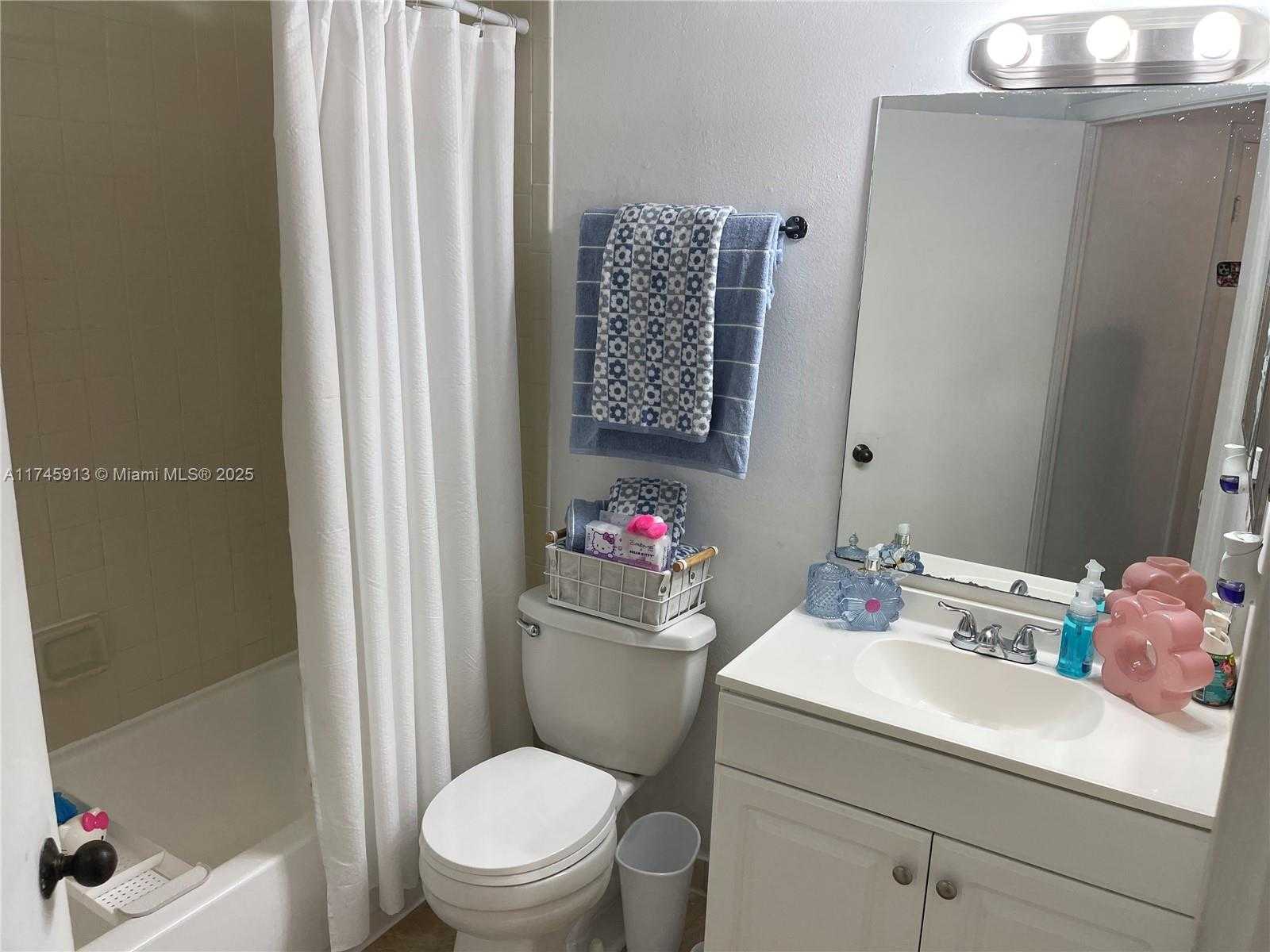 Small Image of 8290 LAKE DR #223, Doral Number 56