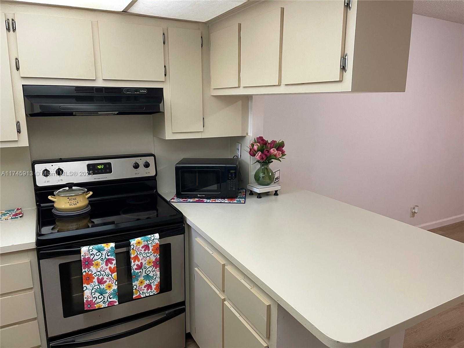 Small Image of 8290 LAKE DR #223, Doral Number 57