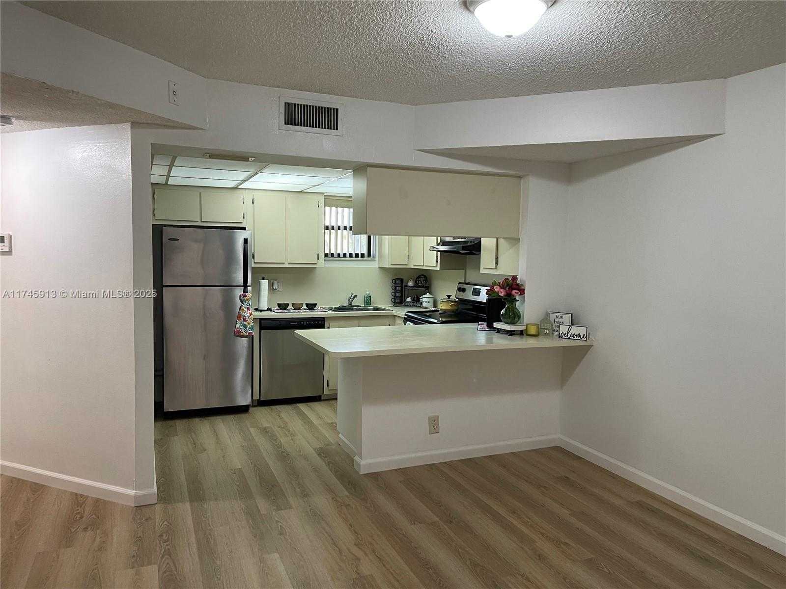 Small Image of 8290 LAKE DR #223, Doral Number 59