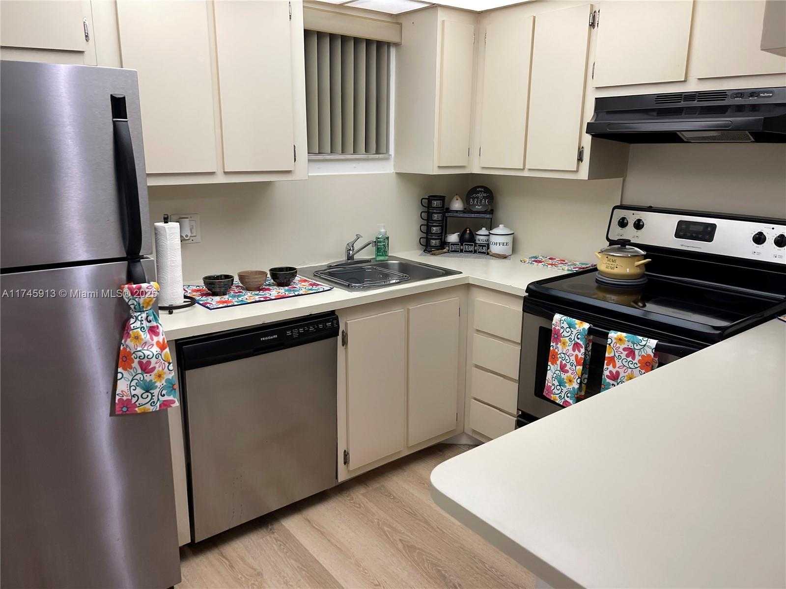 Small Image of 8290 LAKE DR #223, Doral Number 61