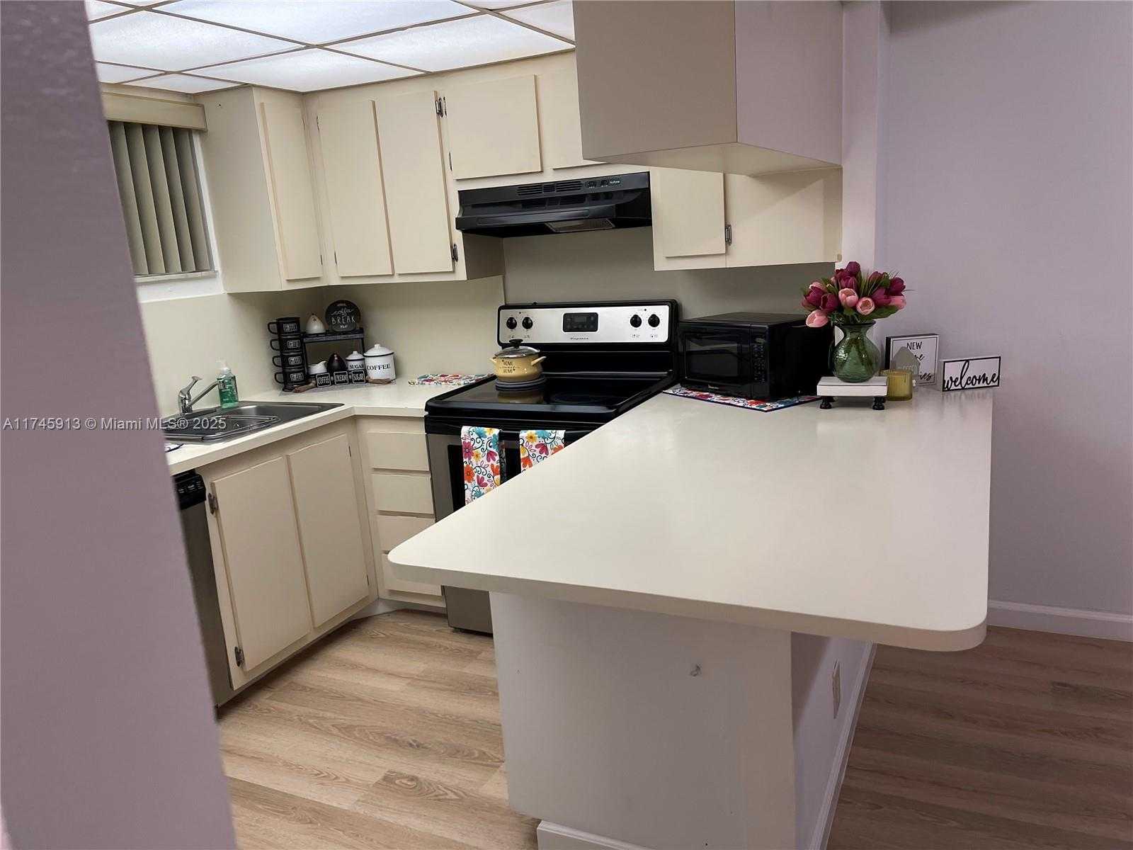 Small Image of 8290 LAKE DR #223, Doral Number 62