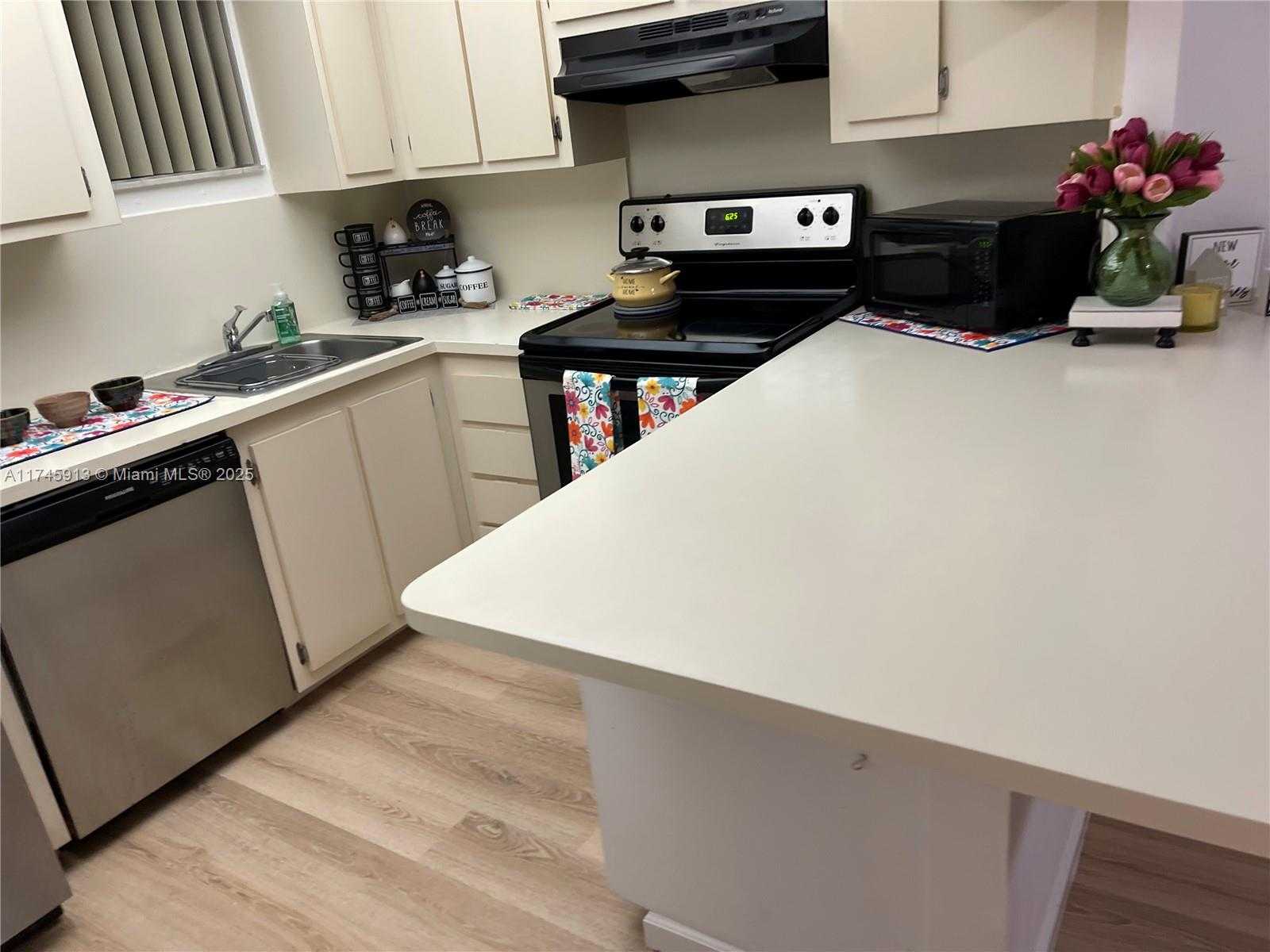 Small Image of 8290 LAKE DR #223, Doral Number 63