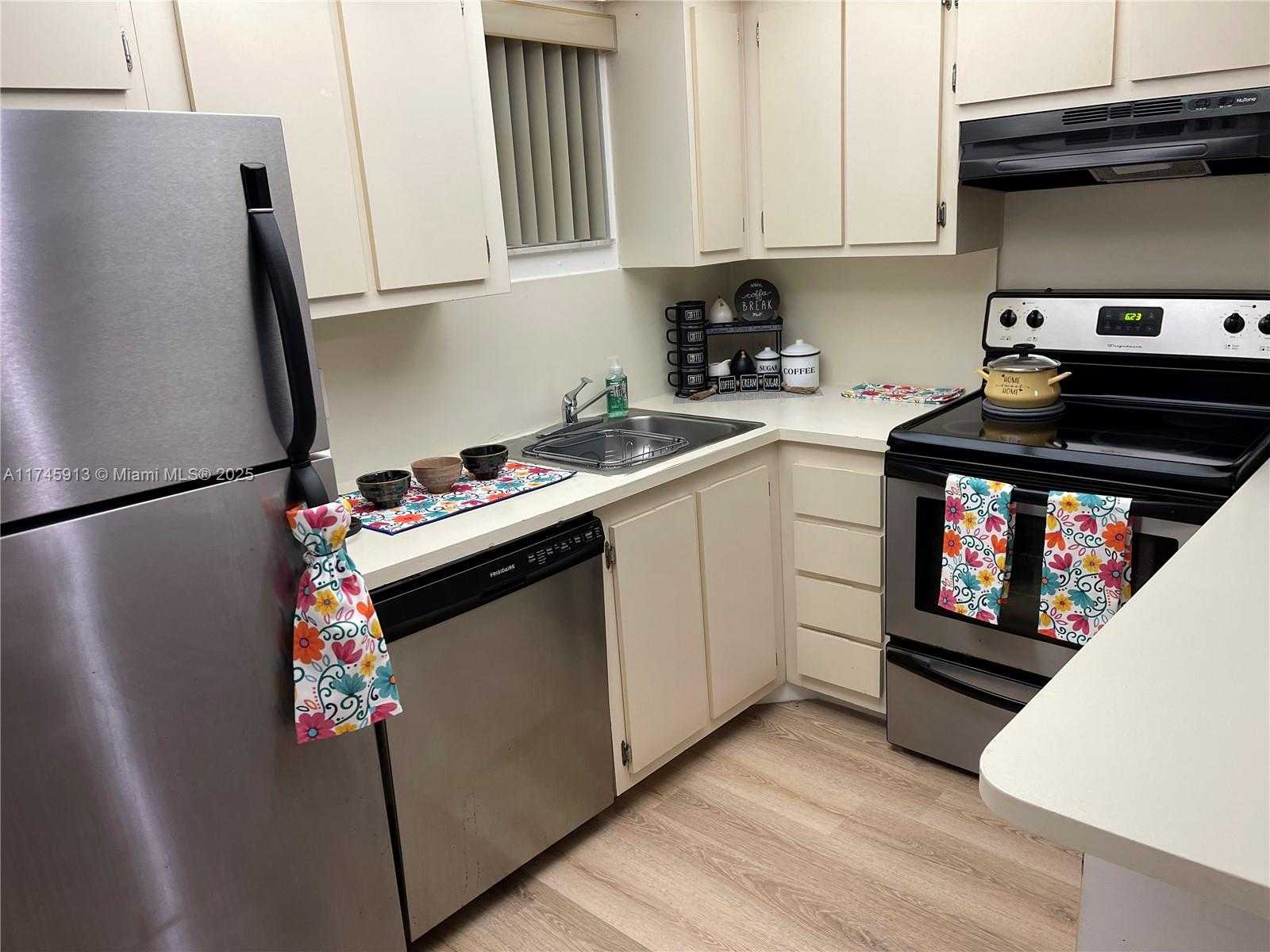 Small Image of 8290 LAKE DR #223, Doral Number 64