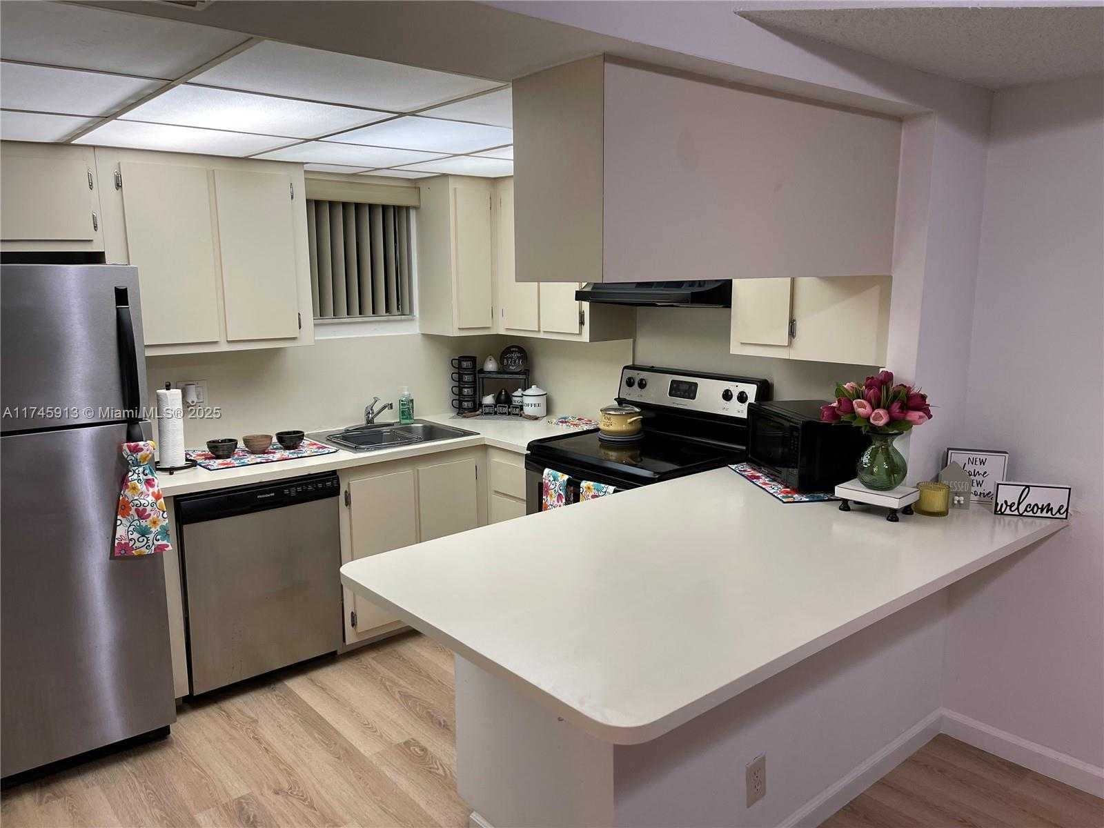 Small Image of 8290 LAKE DR #223, Doral Number 65