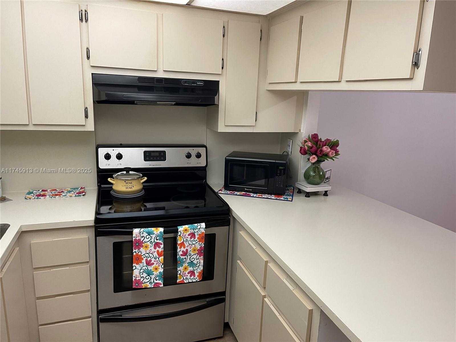 Small Image of 8290 LAKE DR #223, Doral Number 68