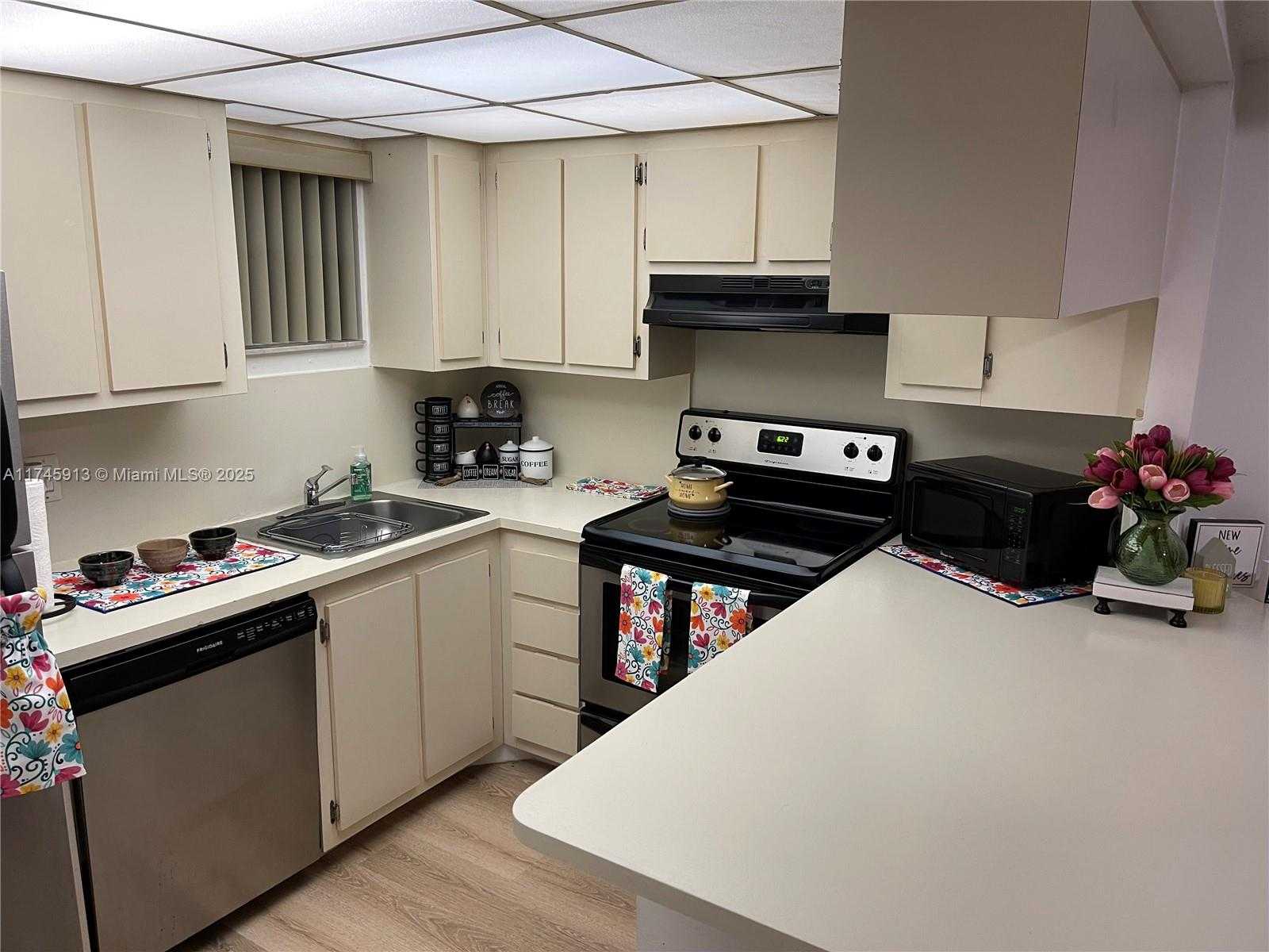 Small Image of 8290 LAKE DR #223, Doral Number 70