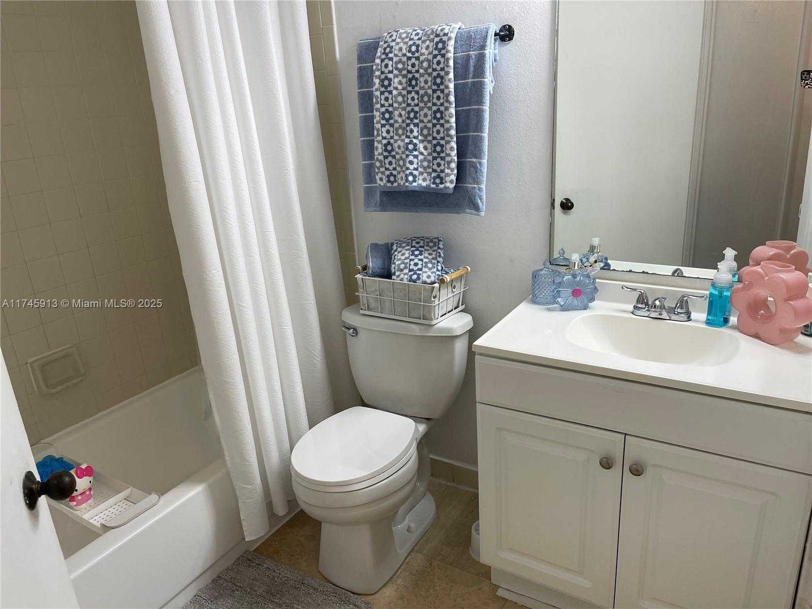 Small Image of 8290 LAKE DR #223, Doral Number 71