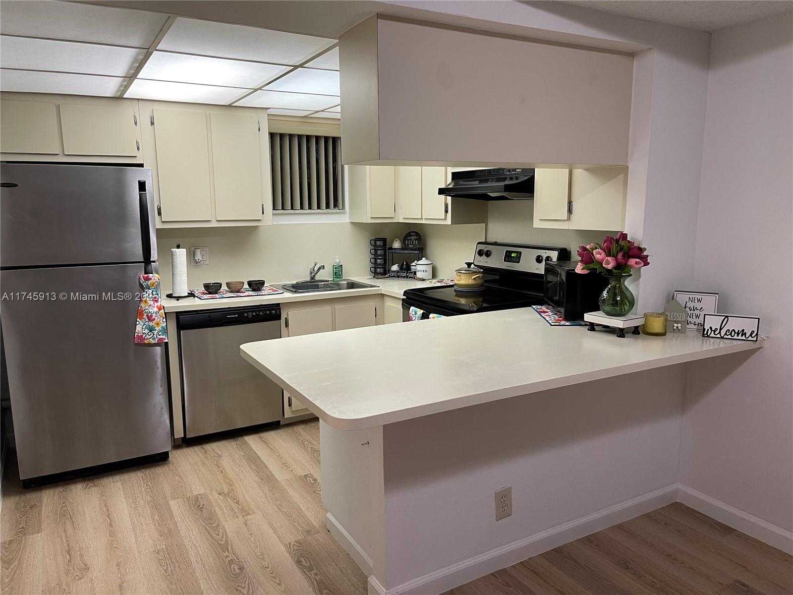 Small Image of 8290 LAKE DR #223, Doral Number 72