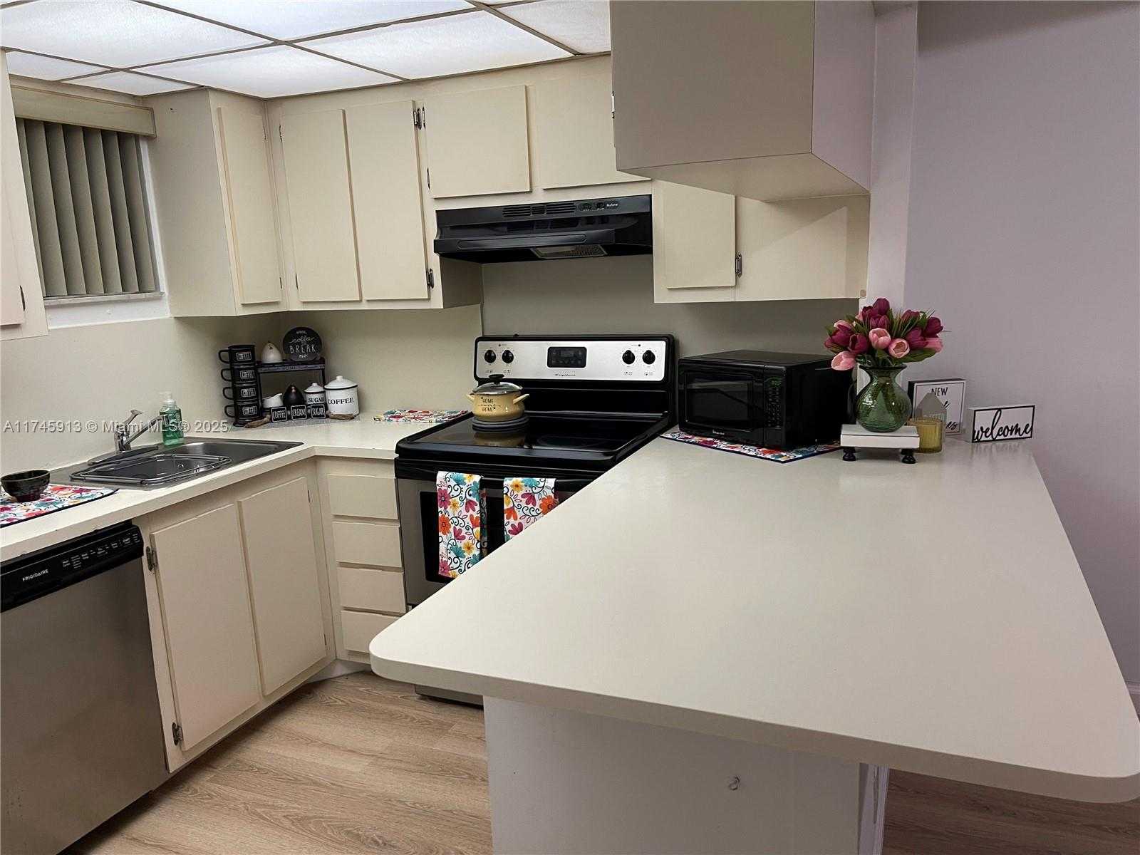 Small Image of 8290 LAKE DR #223, Doral Number 74