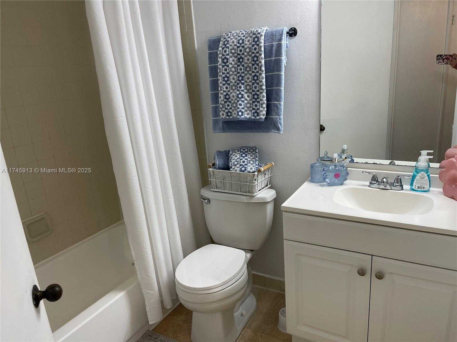 Small Image of 8290 LAKE DR #223, Doral Number 77