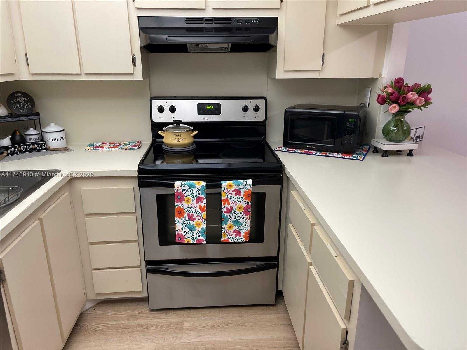 Small Image of 8290 LAKE DR #223, Doral Number 79