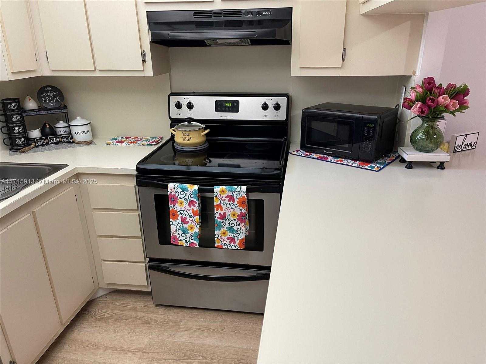 Small Image of 8290 LAKE DR #223, Doral Number 8