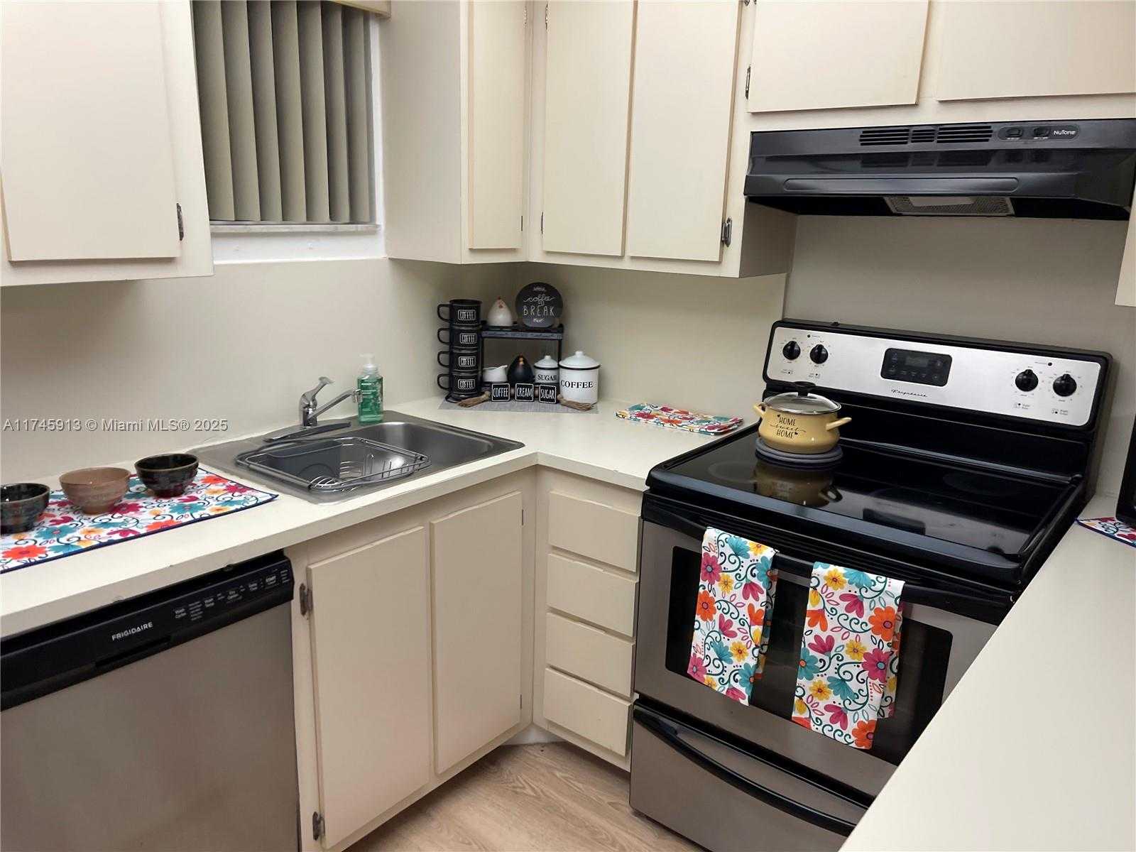 Small Image of 8290 LAKE DR #223, Doral Number 80