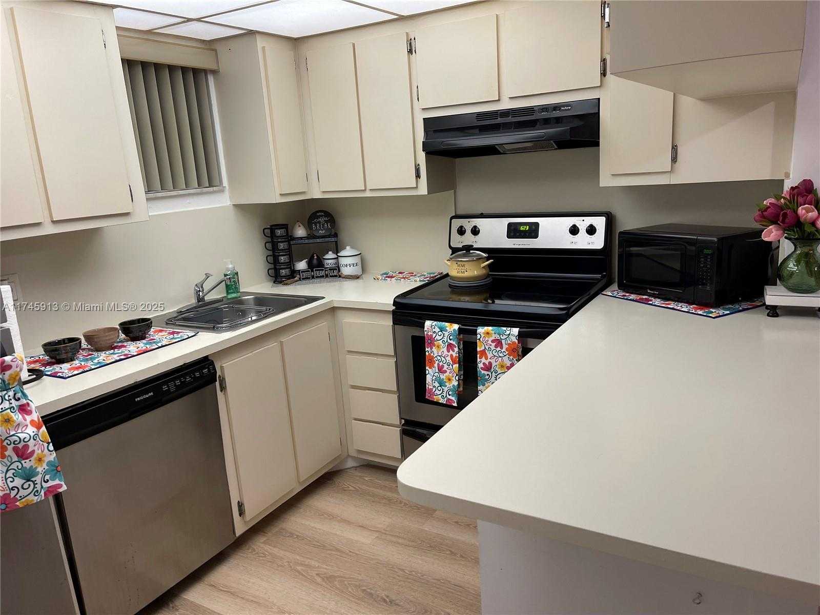 Small Image of 8290 LAKE DR #223, Doral Number 85