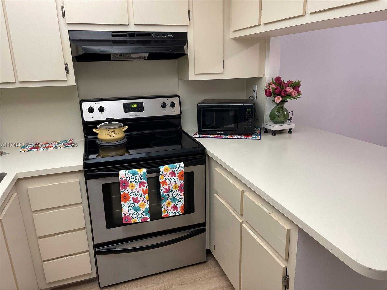 Small Image of 8290 LAKE DR #223, Doral Number 86