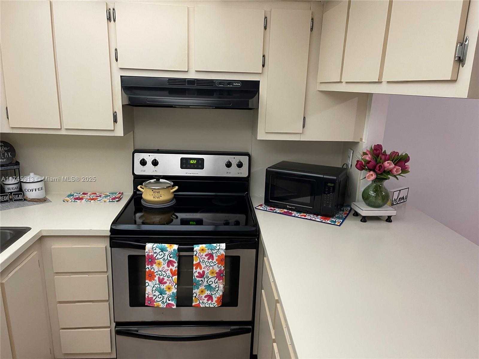 Small Image of 8290 LAKE DR #223, Doral Number 87