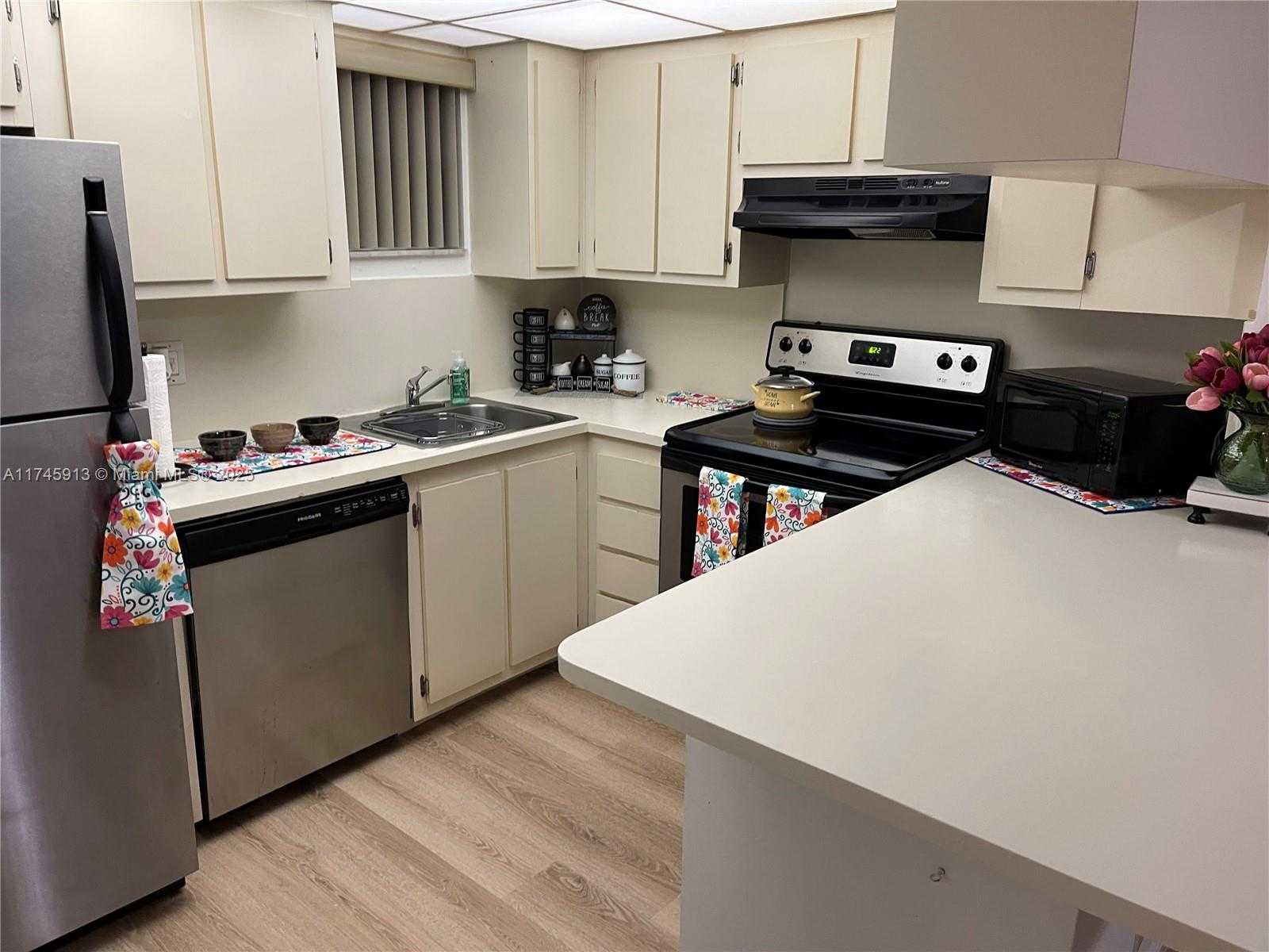 Small Image of 8290 LAKE DR #223, Doral Number 91