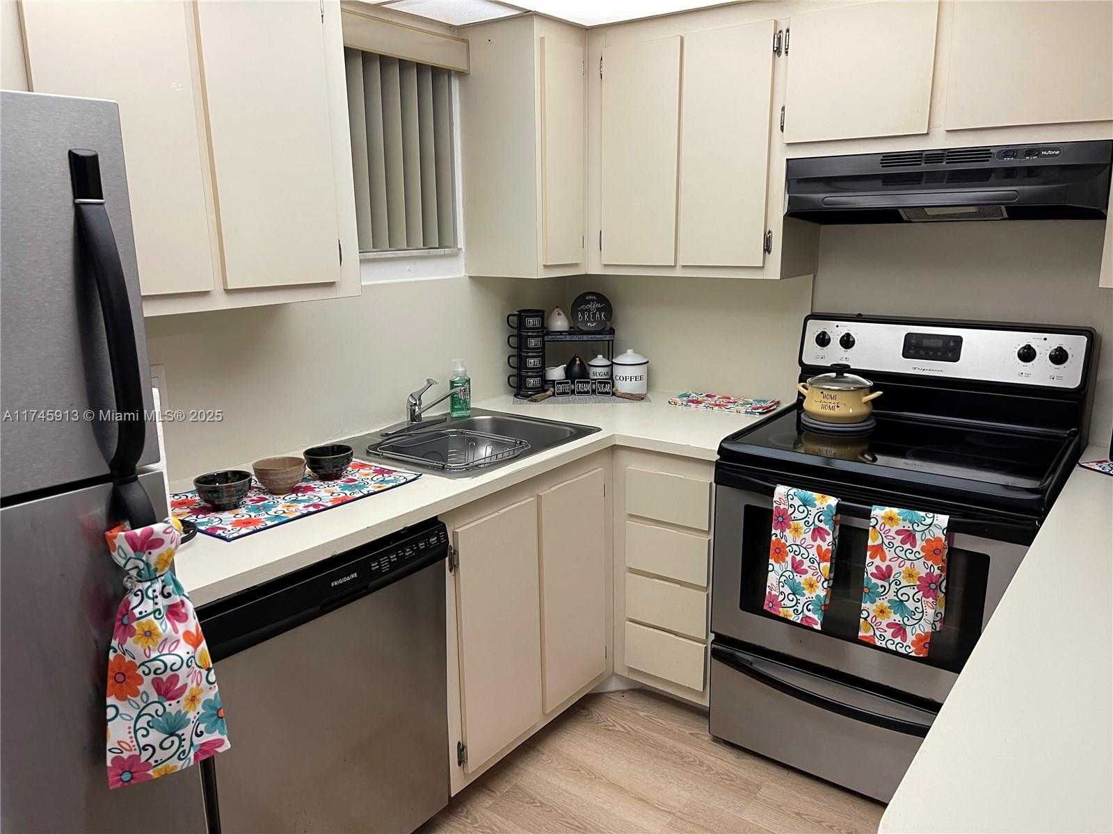 Small Image of 8290 LAKE DR #223, Doral Number 93