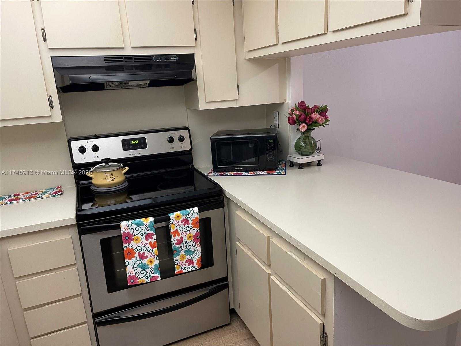Small Image of 8290 LAKE DR #223, Doral Number 95