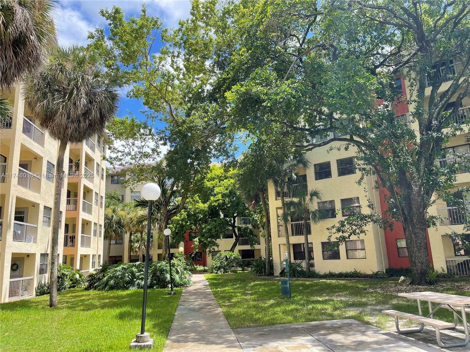 Small Image of 8225 LAKE DR #502, Doral Number 11
