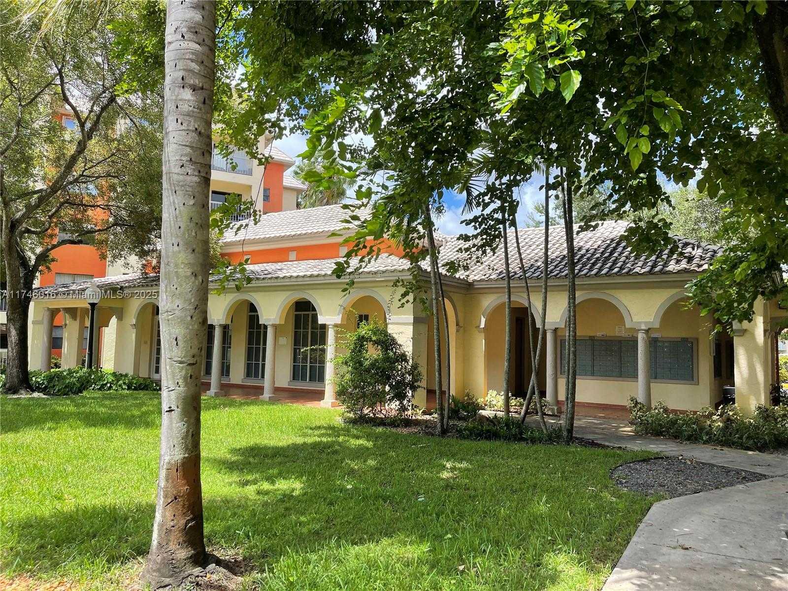 Small Image of 8225 LAKE DR #502, Doral Number 12