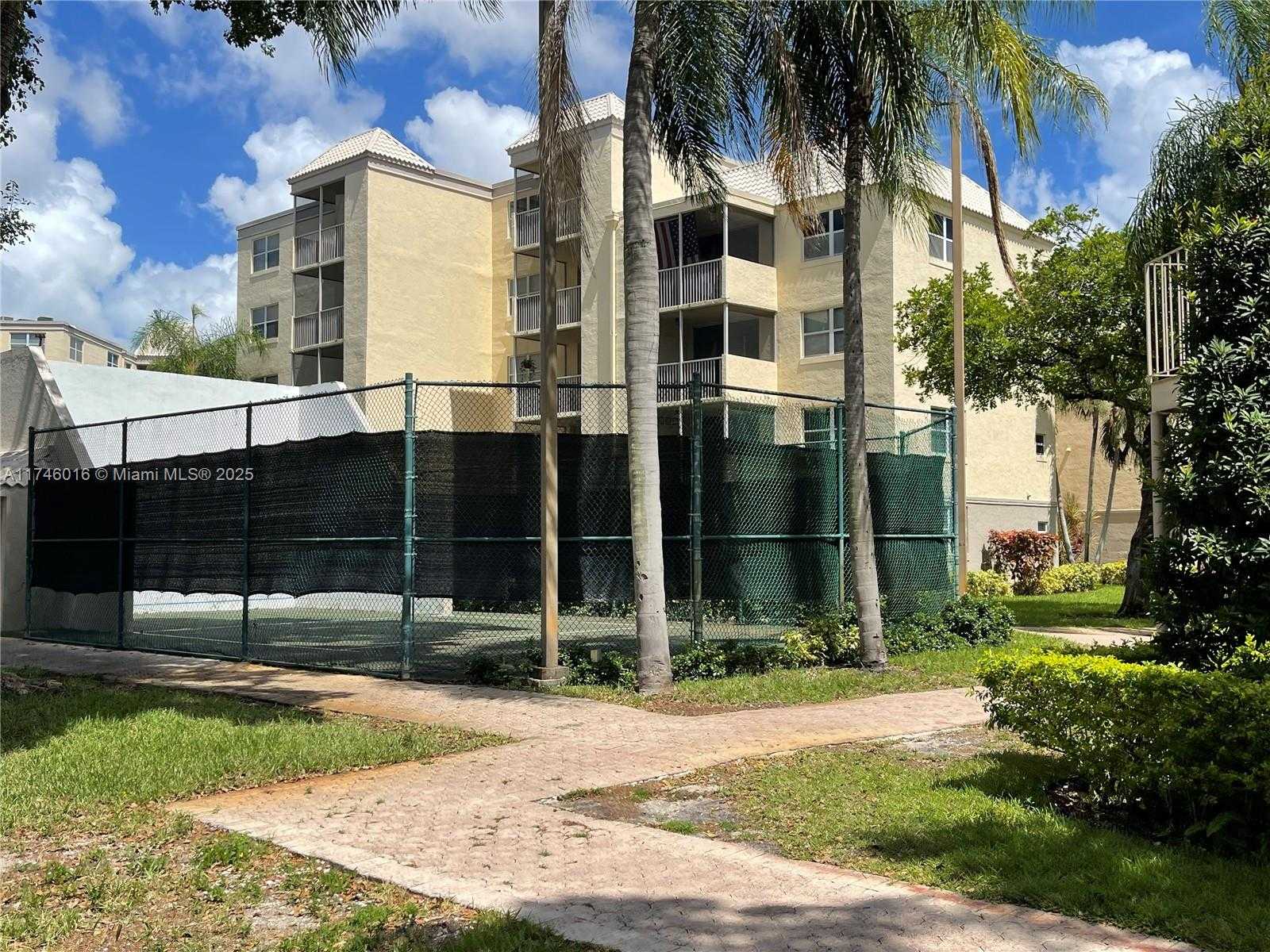 Small Image of 8225 LAKE DR #502, Doral Number 5