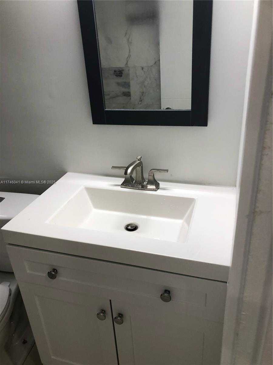 Small Image of 944 MERIDIAN AVE #5, Miami Beach Number 11